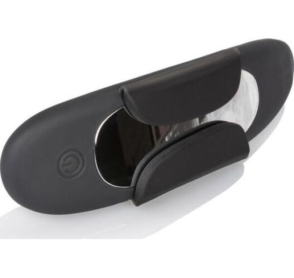 Musta CalExotics Lock-N-Play Remote Panty Teaser, jossa magneettiset kiinnitysSiivekkeet ja kaukosäädin