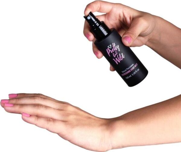 Secret Play Pretty But Wild -vartalosuihke 100 ml:n suihkepullossa