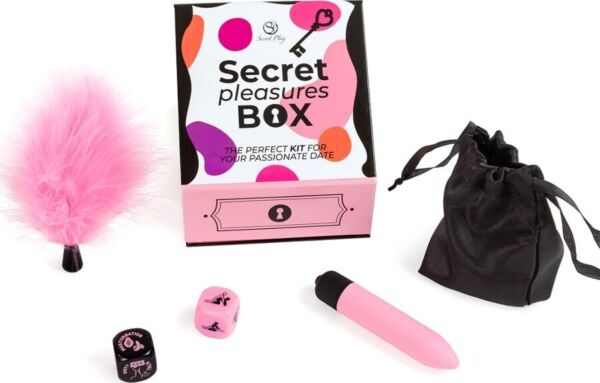 Secret Playn Secret Pleasures Box -eroottinen peli, jossa kaksi noppaa, pinkki luotivibraattori, pinkki höyhenhuiska ja musta satiinipussi