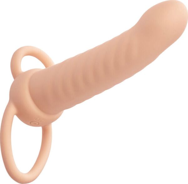 Norsunluunvärinen CalExotics Performance Maxx Ribbed Dual Penetrator -tuplapenetraattori ja sen kivesrengas
