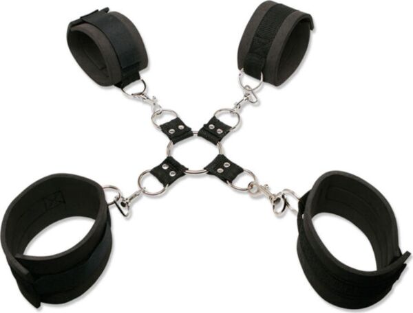 Pipedream Extreme Hogtie Kit, jossa ranne- ja nilkkakahleet, metallinen hogtie-osa ja silmikko
