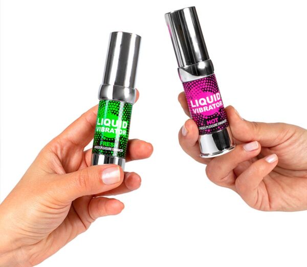 Secret Play Love Vibrations -pakkaus ja sen kaksi 15 ml:n stimuloivan geelin pakkausta