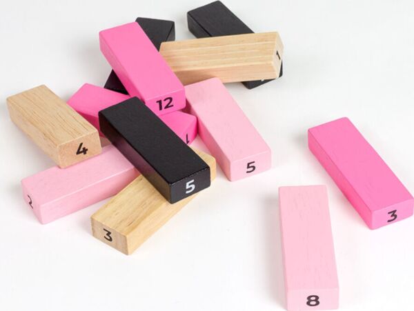 Secret Play Tower of Sex -peli, jossa neljän värin puupalatorni ja nopat