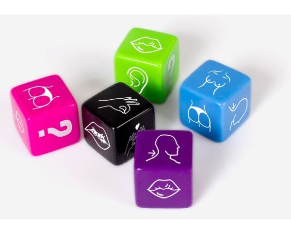 Eroottinen noppapeli Secret Play Party Play, jossa on musta noppa ja neljä värillistä noppaa