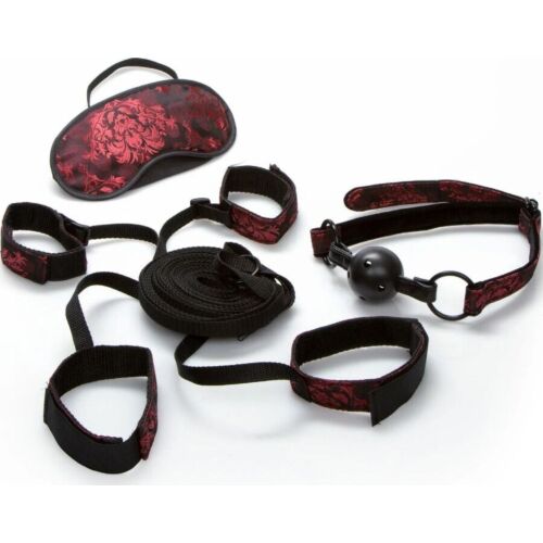 Suoja CALEXOTICS Scandal Kit Sängyssä